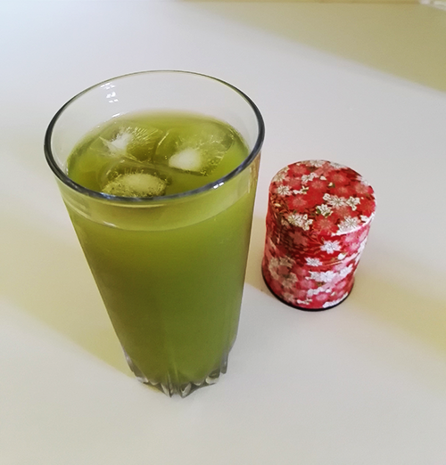 green-tea-cold-with-tea-can