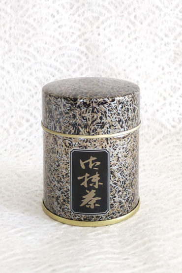 Ceremonial-grade-Matcha-in-a-Matcha-tin