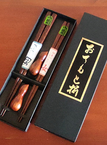 Japanese chopsticks gift set in a black gift box with two chopsticks stands in natural wooden color. j-okini.com in Malta