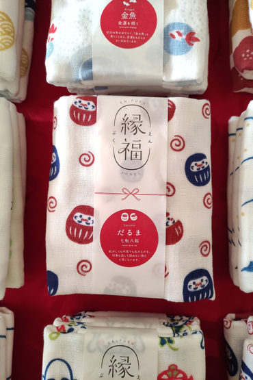 Japanese-fluffy-lucky-Gauze-towel-Daruma-2