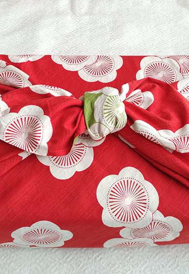 Furoshiki-gift-wrapping-with-140cm-isa-monyo-reversible-furoshiki