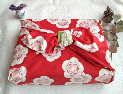 Furoshiki-gift-wrapping-with-140cm-isa-monyo-reversible-furoshiki