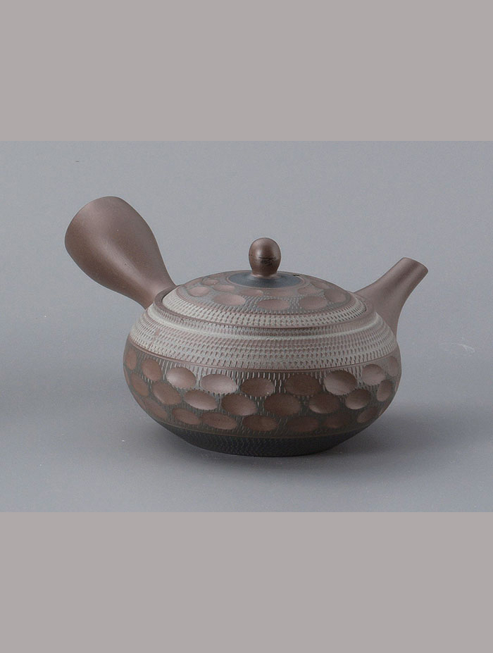 Hand-curved-Tokoname-teapot-700x900