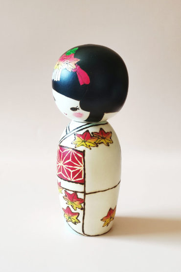 Japanese Kokeshi doll Momiji with light Kimono with Momiji pattern by Oki Izumi. J-okini.com in Malta
