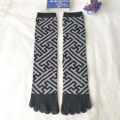 Japanese-socks-with-5-toes-Sayagata