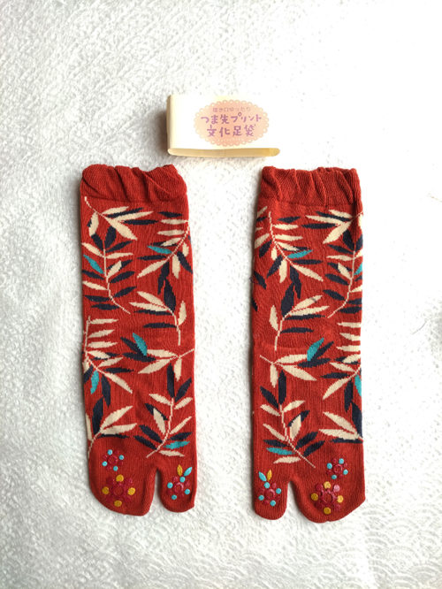 Tabi-socks-with-Toes-Print-Leaf