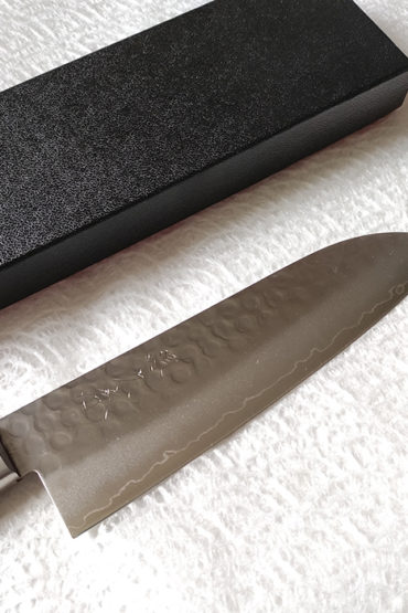 Japanese-Kitchen-Knife-Santoku-Hammered-VG1-2