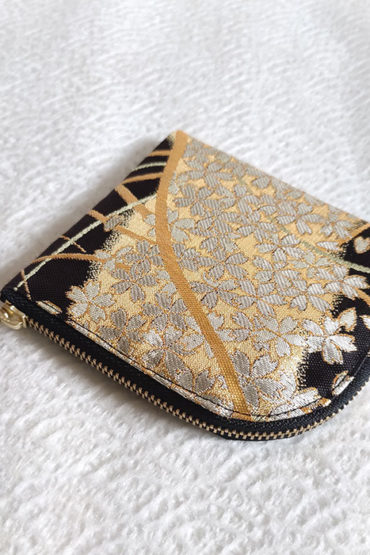 Kimono-wallet-with-L-shape-Zip-Black-Gold-Sakura