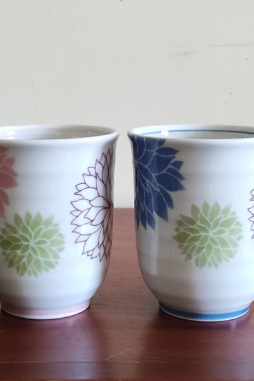 Arita-ware-Japanese-yunomi-tea-cups-pair-Kiku-1