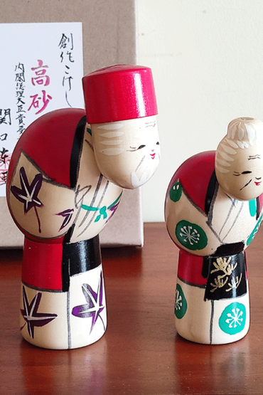 This modern creative Kokeshi doll is called '高砂 Takasago' and it was created by an award-winning artist '関口東亜 Sekiguchi Toua'. Takasago is a traditional Noh play. It is considered a very auspicious story, involving a loving and long-married couple. The play was formerly known as Aioi or Twin Pines This is a cute old couple Kokeshi dolls.  Their posture is cute and their calm smile is also charming. Available j-okini in Malta