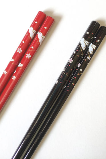 Japanese-chopsticks-Tsuki-Usagi-black-&-red