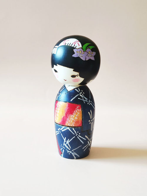 Akikaze Creative Kokeshi doll in dark blue kimono with dragonfly motif by Izumi Oki. Available at j-okini.com in Malta