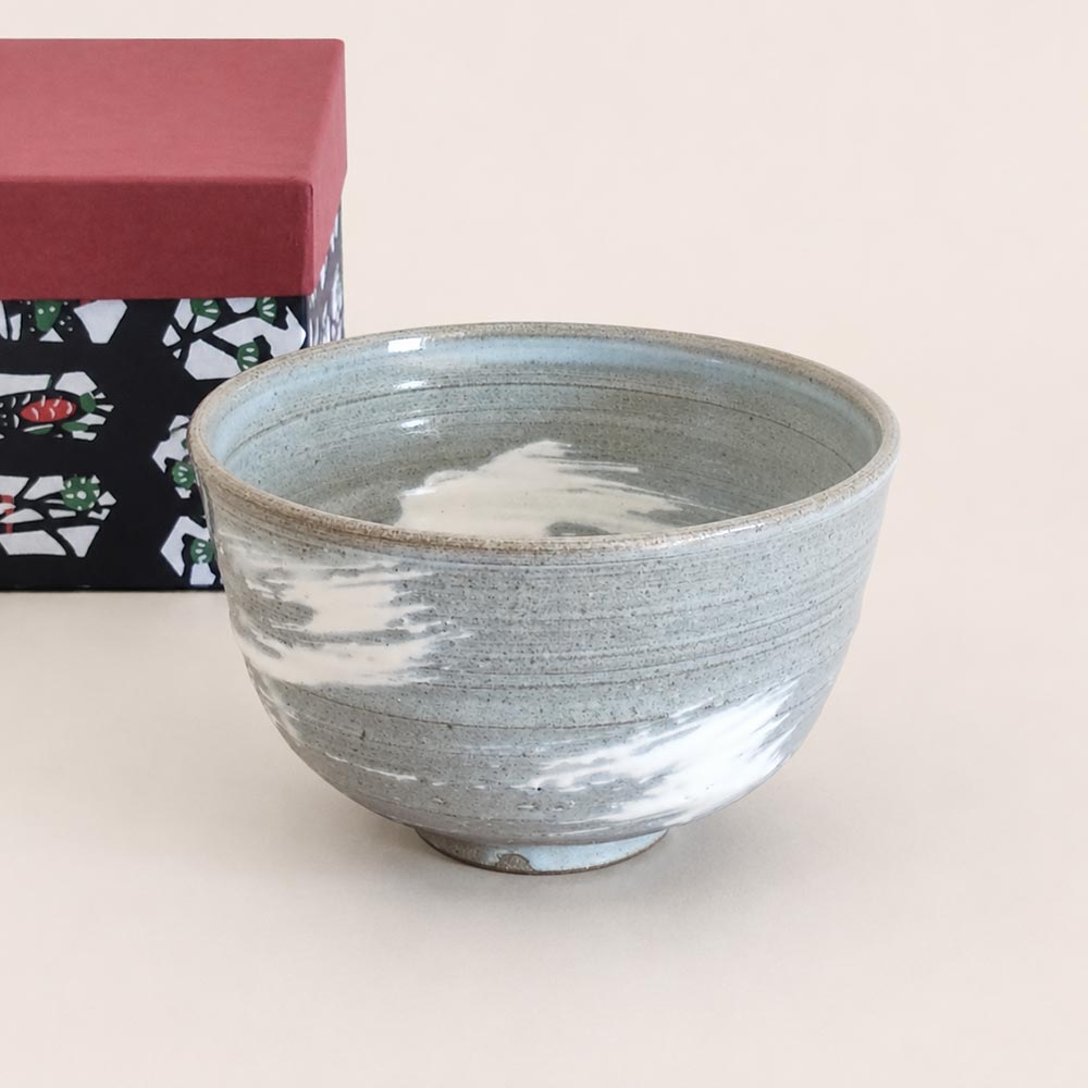 kiyomizu-chawan Kiyomizu-ware handmade matcha bowl with Hakeme brushstroke technique on a gray base, with white strokes and hints of light blue by artist Hiroki Shirai. j-okini.com in Malta