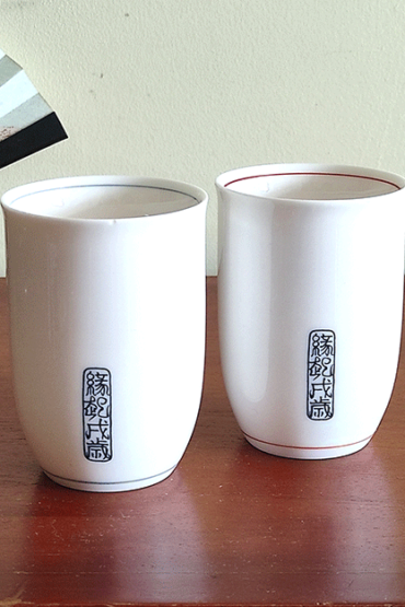 Vintage teacups, made from white porcelain, featuring Komainu in red and blue. Made in Japan. Available at j-okini.com in Malta