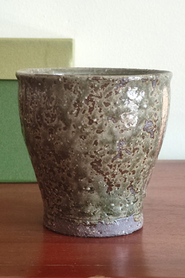 Handcrafted Kiyomizu-yaki Oribe glaze free cup with Kozou Kiln stamp on the bottom, gold accents, and textured surface, 9cm tall, ideal for tea, coffee, or whisky. Buy it from j-okini in Malta