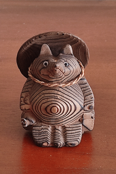 Vintage wooden tanuki (raccoon dog) figurine carved using the Ichii Itto Bori technique with removable hat, showcasing traditional Japanese craftsmanship and natural wood grain.