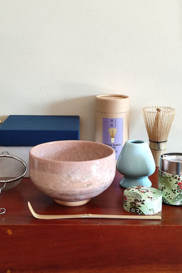 Premium matcha tea set including ceremonial-grade Matcha, cultivated without pesticides or chemical fertilizers and Kiyomizu ware handmade Matcha bowl and Matcha accessories. Gift packaging available at j-okini.com