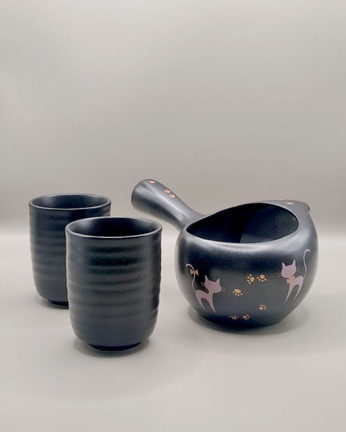 Japanese tea set with Tokoname black cat teapot and Mino black tea cups – lidless teapot with wide design for loose leaf tea. Made in Japan. Available at j-okini.com in Malta