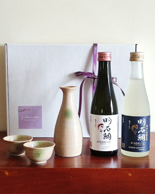Gift box featuring two Japanese sake bottles with Nonbei Kiseto sake carafe and matching cups. Available at j-okini.com in Mallta
