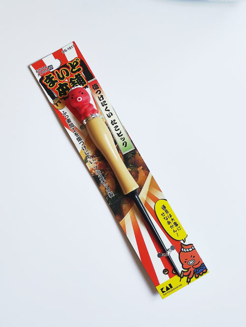 Takoyaki octopus skewer pick is made of plastic that’s gentle on non-stick (fluorine-coated) cookware, helping to prevent scratches while cooking or serving.