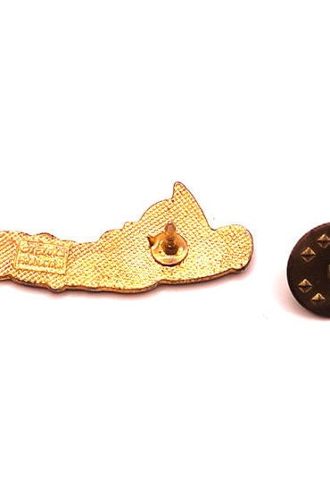 Vintage Astro Boy pin badge from the 1980s Showa era with gold detailing, official Tezuka Productions mark on back, in excellent front condition.