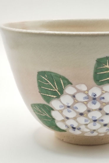 Kiyomizu-ware Matcha Bowl Ajisai by Kahou Nakamura with hand-painted hydrangea, gold-outlined leaves, and natural Gohonte pink patterns.