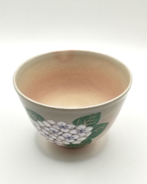 Kiyomizu-ware Matcha Bowl Ajisai by Kahou Nakamura with hand-painted hydrangea, gold-outlined leaves, and natural Gohonte pink patterns. Available at j-okini.com in Malta
