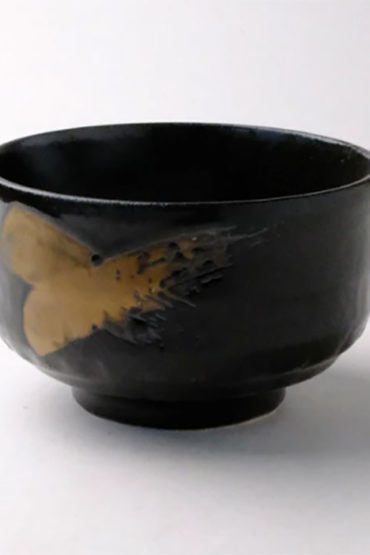Black Japanese Mino-ware matcha bowl with gold brushstroke design. Available at j-okini.com in Malta