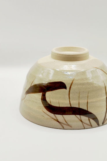 a vintage handmade Japanese matcha bowl in beige with bold brush stroke design. Excellent condition, signed on the base. Ideal for tea ceremony, collectors, or as a unique Japanese gift.
