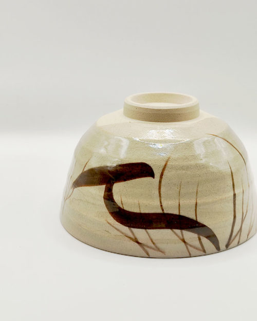 a vintage handmade Japanese matcha bowl in beige with bold brush stroke design. Excellent condition, signed on the base. Ideal for tea ceremony, collectors, or as a unique Japanese gift.