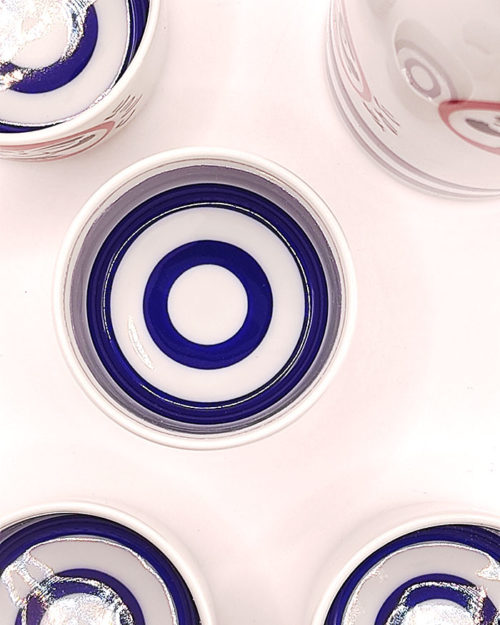 The cups feature the distinctive Janome (snake’s eye) blue double circle design, traditionally used in sake tasting to assess the color, clarity, and brilliance of the sake. The white and indigo contrast allows for precise appreciation of fine sake — a nod to Japan’s long-standing sake culture.