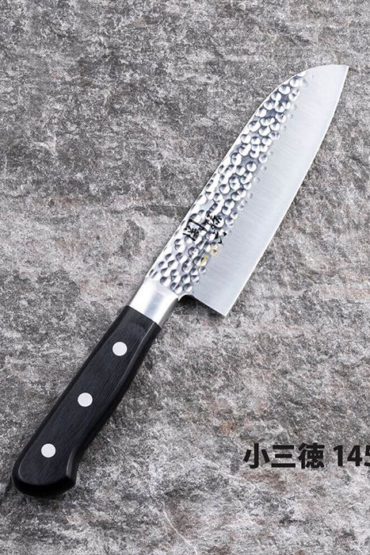 The Kai Sekimagoroku Imayō Small Santoku (145mm) is a beautifully crafted Japanese kitchen knife designed for precision, balance, and everyday versatility. Featuring a refined hammered (tsuchime) pattern, this knife combines traditional Japanese aesthetics with modern performance. Made in Japan. Available at j-okini.com in Malta