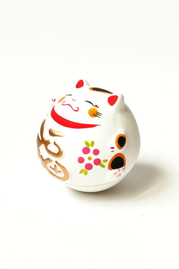 Calico Maneki-neko Fukumaru wobbling lucky cat figurine with gold “Fuku” symbol. Available at j-okini.com in Malta