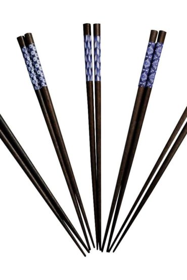 Five pairs of Japanese Wakasa lacquered wooden chopsticks in indigo blue and white presented in an Ishida gift box
