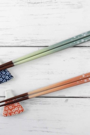 Japanese chopsticks gift set with two Sakura chopstick pairs and porcelain Mount Fuji rests. Dishwasher safe, gift-boxed and made in Japan. | j-okini Malta