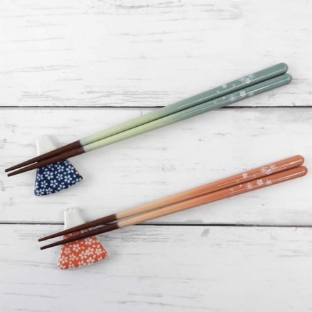 Japanese chopsticks gift set with two Sakura chopstick pairs and porcelain Mount Fuji rests. Dishwasher safe, gift-boxed and made in Japan. | j-okini Malta