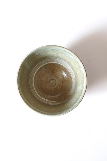 Hai Kohiki Mino ware Matcha bowl in grey and white with hand-brushed glaze, made in Japan