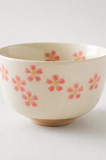 Hanachirashi White Matcha Bowl | Mino Ware Chawan Made in Japan Hanachirashi White Matcha Bowl | Mino Ware Chawan Made in Japan