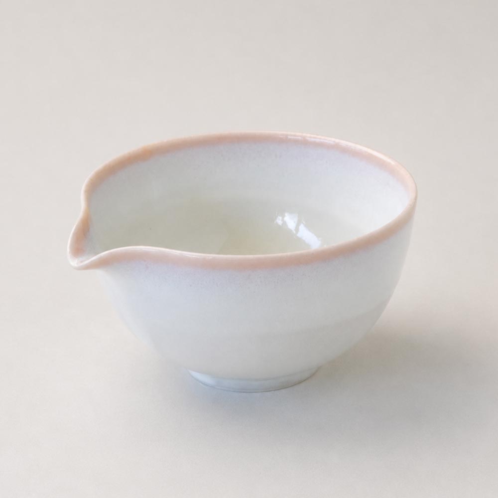 Japanese Harukaze Katakuchi matcha bowl with pouring spout, white Mino ware porcelain chawan with soft pink rim made in Japan. Buy it on j-okini.com in Malta