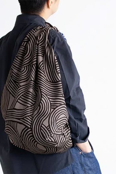 Reversible 100cm cotton furoshiki featuring the Isa Monyo Musubi interconnecting knot pattern in dark grey and blue.. Buy it on j-okini.com in Malta