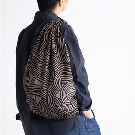 Reversible 100cm cotton furoshiki featuring the Isa Monyo Musubi interconnecting knot pattern in dark grey and blue.. Buy it on j-okini.com in Malta