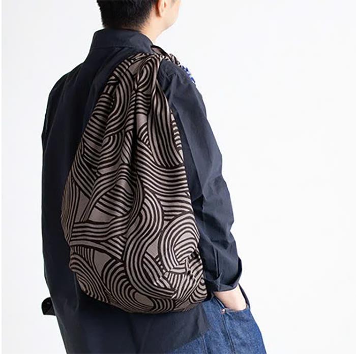 reversible-furoshiki-100cm-2 Reversible 100cm cotton furoshiki featuring the Isa Monyo Musubi interconnecting knot pattern in dark grey and blue.. Buy it on j-okini.com in Malta