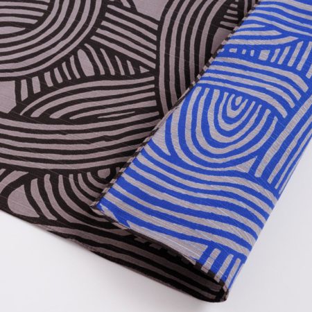Reversible 48cm cotton furoshiki with Isa Monyo Musubi knot pattern in dark grey and blue, made in Japan.. Buy it at j-okini.com in Malta